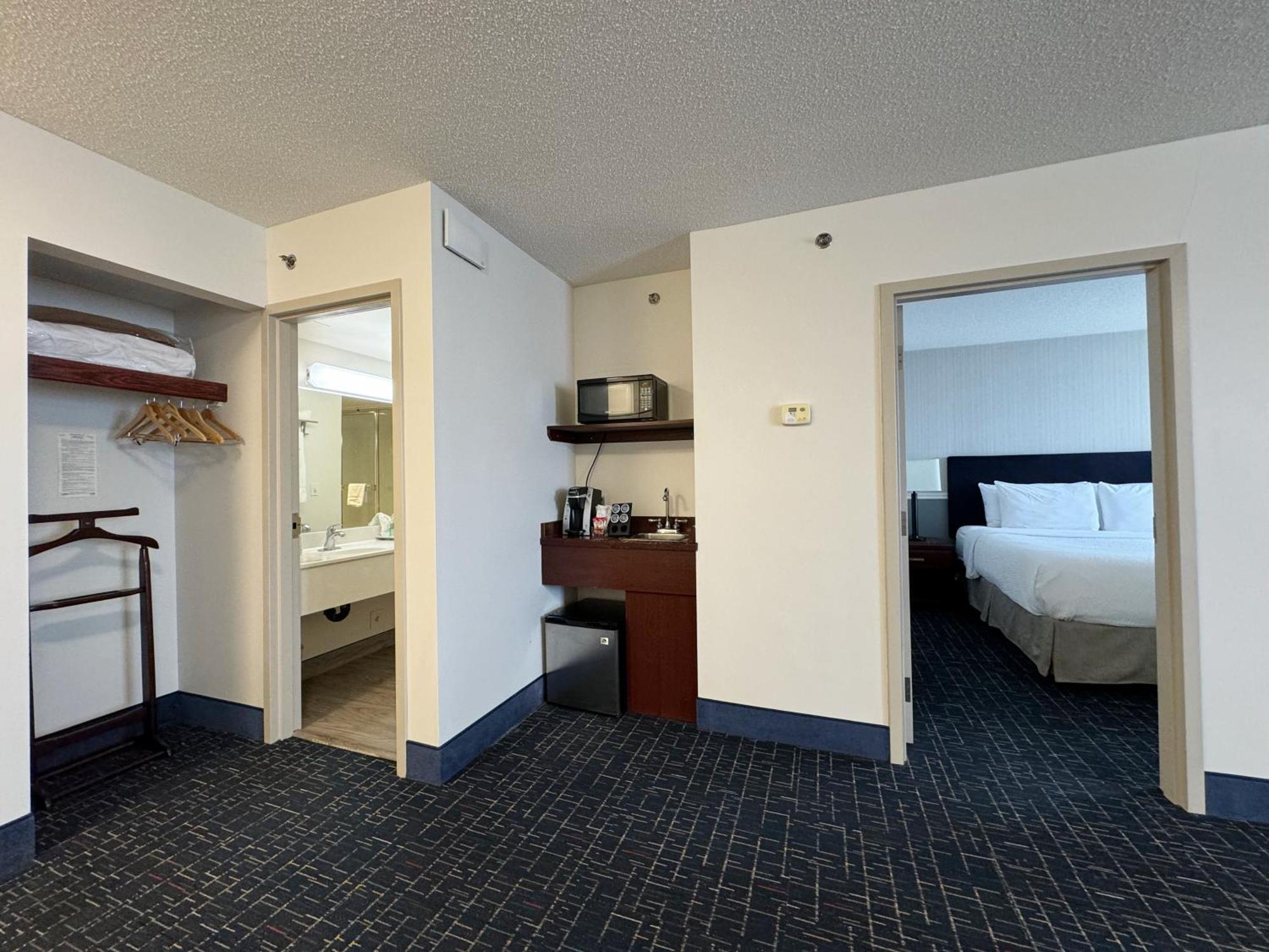 Hotel Divya Sutra Plaza And Conference Centre Calgary Airport Exterior foto